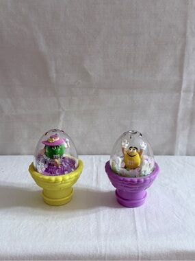 M&M'S Yellow & Purple Easter Egg Mini Dome Figurines